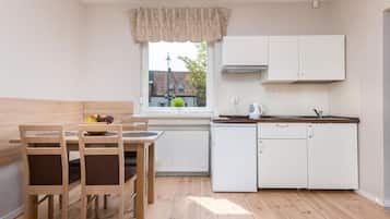 Classic Apartment, Garden View | Dining