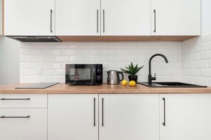 Een koelkast, een magnetron, een kookplaat, een waterkoker