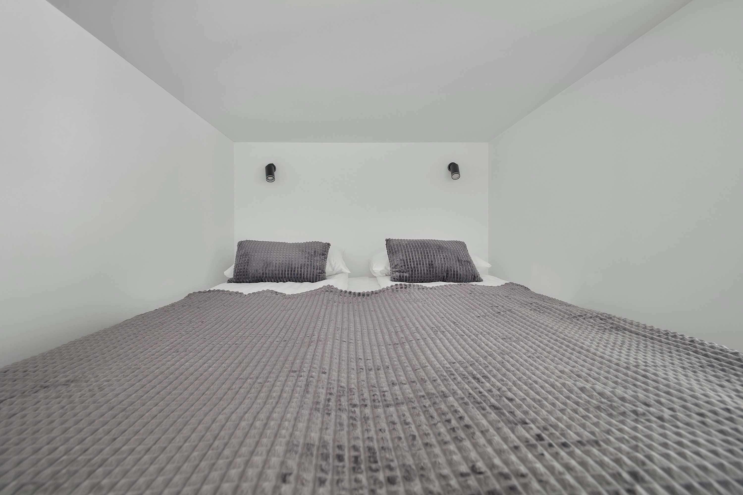 Een strijkplank/strijkijzer, reisbedje, wifi, beddengoed
