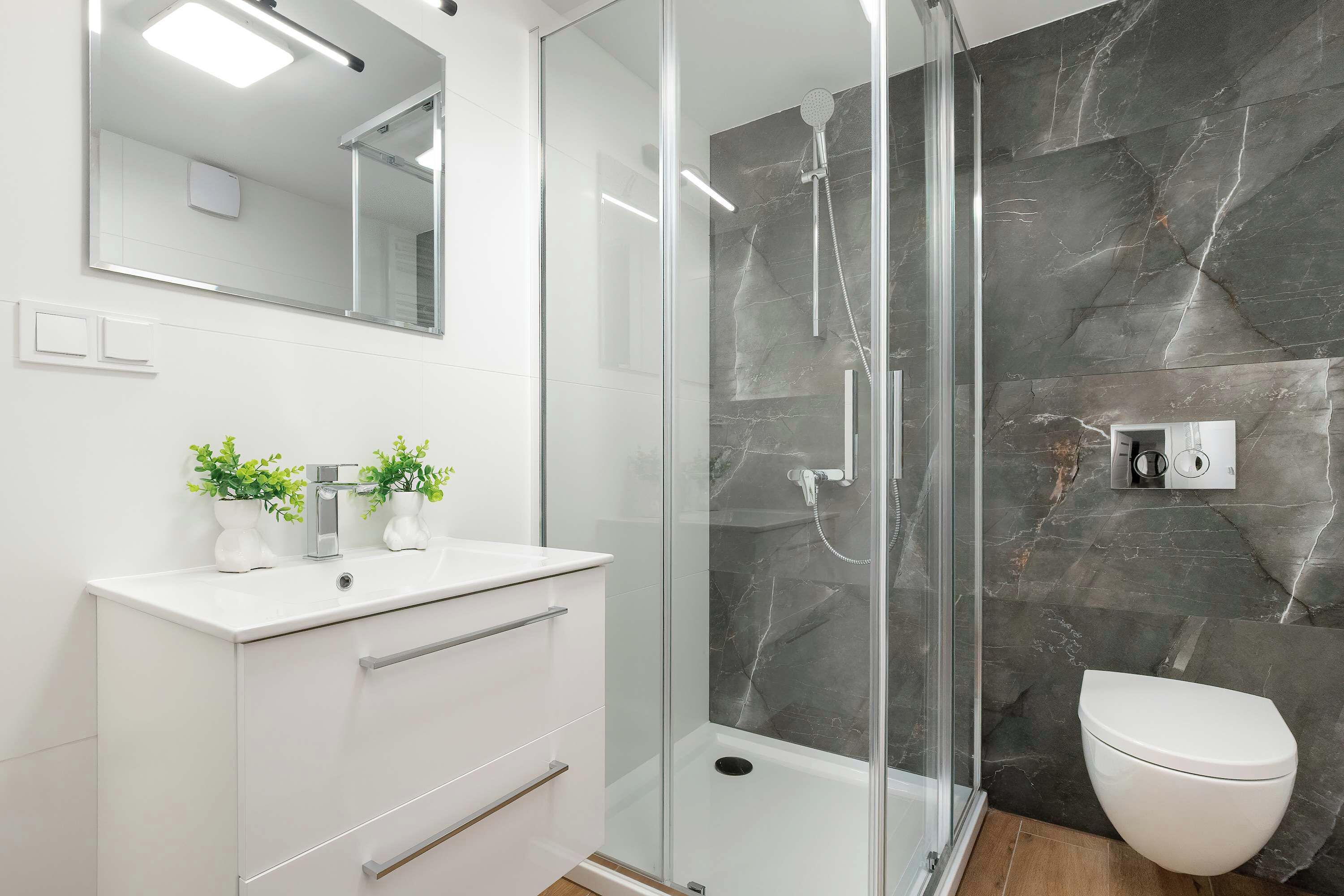 Een douche, een haardroger, handdoeken, shampoo