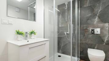 Een douche, een haardroger, handdoeken, shampoo