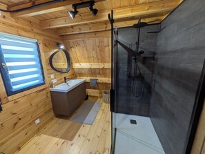 Haartrockner, Handtücher, Seife, Toilettenpapier