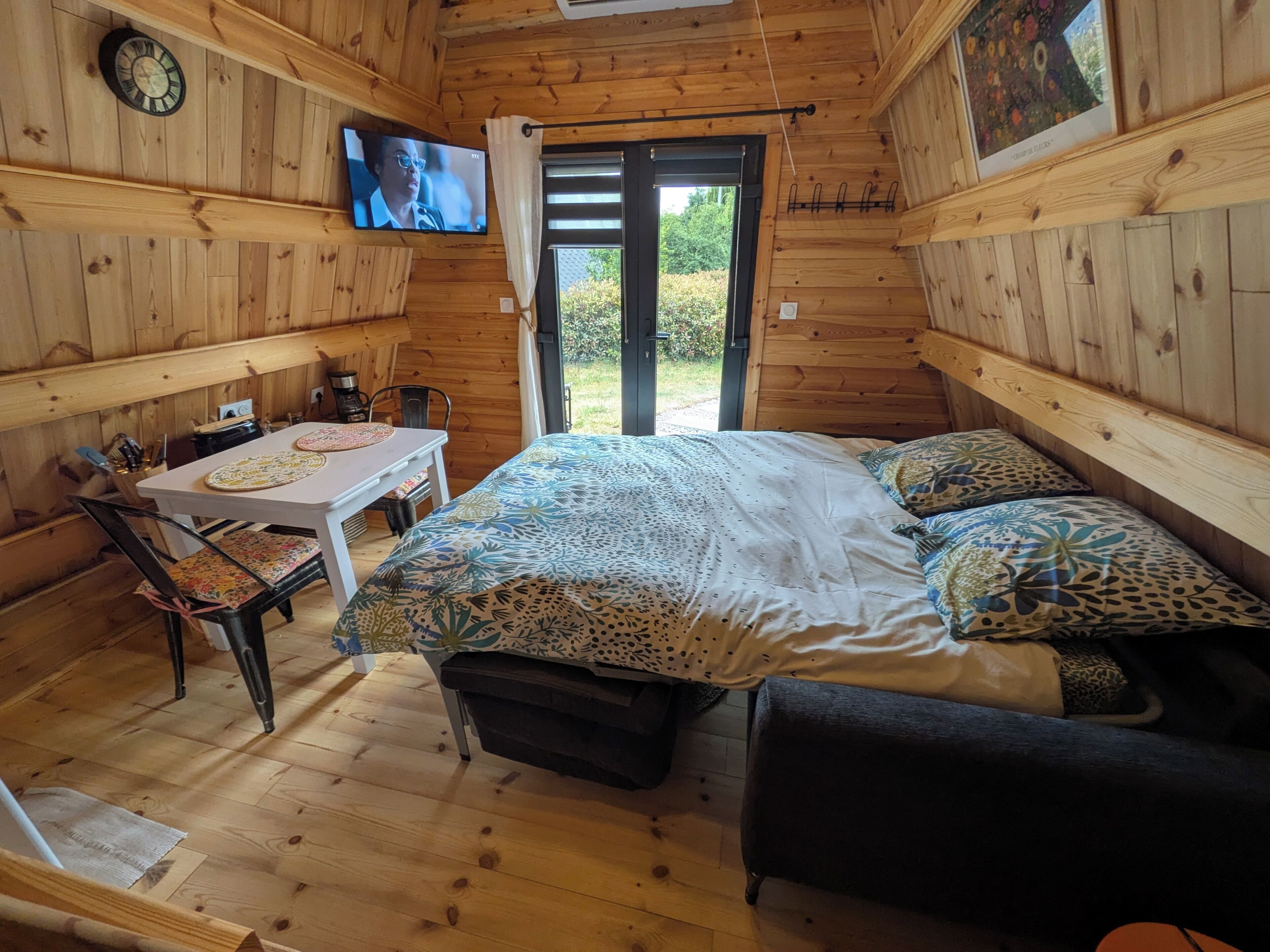 WiFi, bed sheets