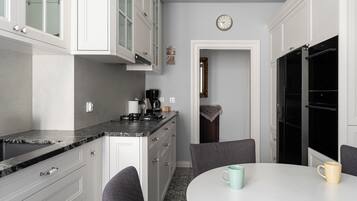 Apartment, Balkon, Stadtblick | Eigene Küche | Wasserkocher mit Kaffee-/Teezubehör, Wasserkocher, Hochstuhl