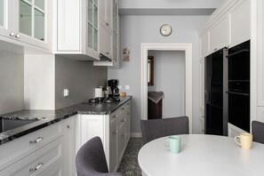 Apartamento, balcón, vistas a la ciudad | Cocina privada | Cafetera o tetera, hervidor eléctrico, trona infantil y congelador