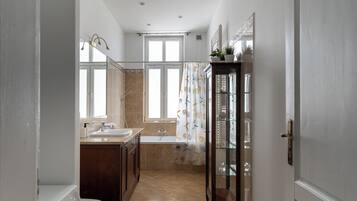 Apartamento, balcón, vistas a la ciudad | Baño