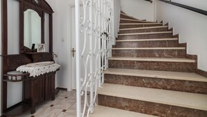 A staircase with marble steps and a white decorative railing. - Amalia Country House (Zakynthos)