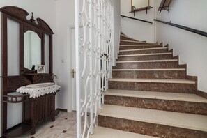 A staircase with marble steps and a white decorative railing. - Amalia Country House (Zakynthos)