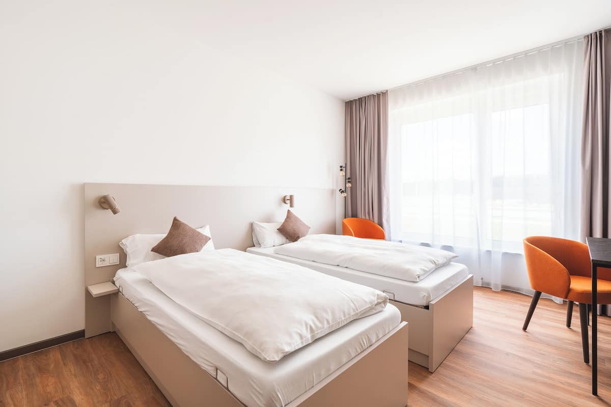 Chambre classique avec lits jumeaux | Bureau, espace de travail pour ordinateurs portables