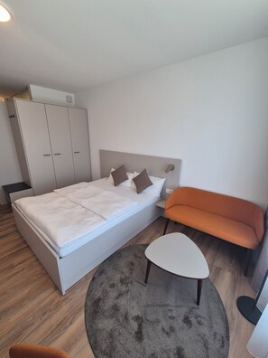 Desk, laptop workspace, free WiFi - Boardinghouse am Air Tech Campus (Weßling)