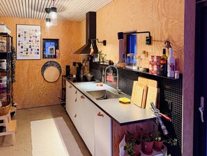 Mikrovågsugn, ugn, diskmaskin och kaffe- och tebryggare