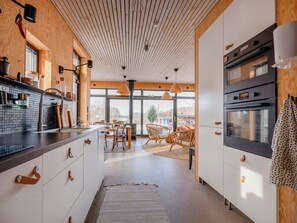 Microwave, oven, dishwasher, coffee/tea maker - Modern functionalist cottage by Lake Vidöstern (Värnamo)