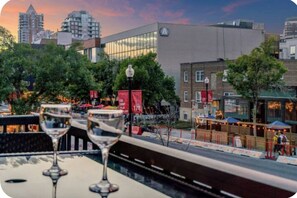 Eine Stadtansicht mit modernen Gebäuden, einer Uferpromenade und Außenrestaurants.