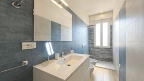 Doccia, asciugacapelli, bidet, asciugamani