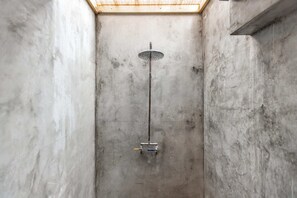 Habitación superior | Baño | Regadera, secadora de cabello, toallas, jabón 