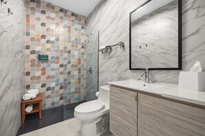 Standardzimmer | Badezimmer | Dusche, Haartrockner, Handtücher, Seife