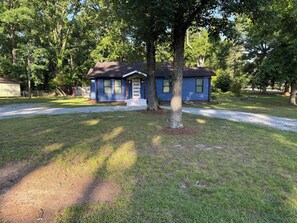 A residential house with a front yard, a driveway, and a tree in front. - Landing Pad, for Rome tennis center, golf course, Berry College, & downtown Rome (Rome)