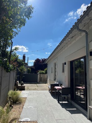Outdoor dining - Vrbo Property (Talence)