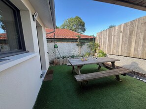 Outdoor dining - Vrbo Property (Talence)