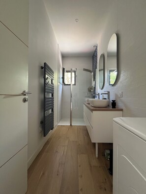 Hair dryer, towels, soap, toilet paper - Vrbo Property (Talence)