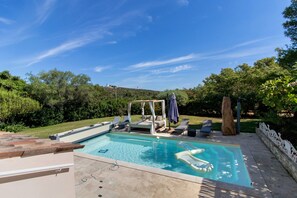 A swimming pool with lounge chairs and a pergola. - Villa la Chiappa: Seaside, Heated Pool & Jacuzzi (Porto-Vecchio)