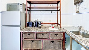 Jääkaappi, mikroaaltouuni, uuni, astianpesukone