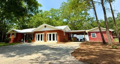 Charming, convenient, & affordable house near Flint. Sleeps 12 comfortably!