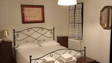Iron/ironing board, bed sheets