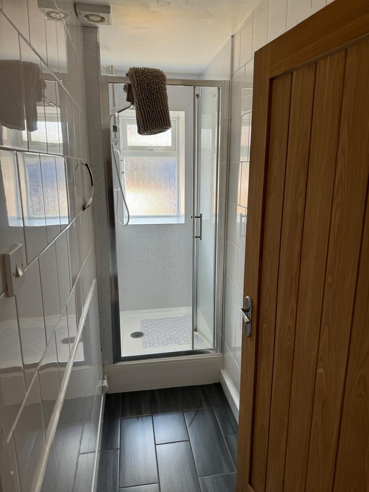 Dusche, Handtücher, Seife, Toilettenpapier