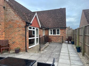 Outdoor dining - Self contained, large annexe near Stonehenge (Figheldean)