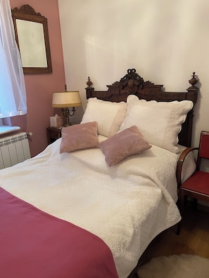 Iron/ironing board, bed sheets