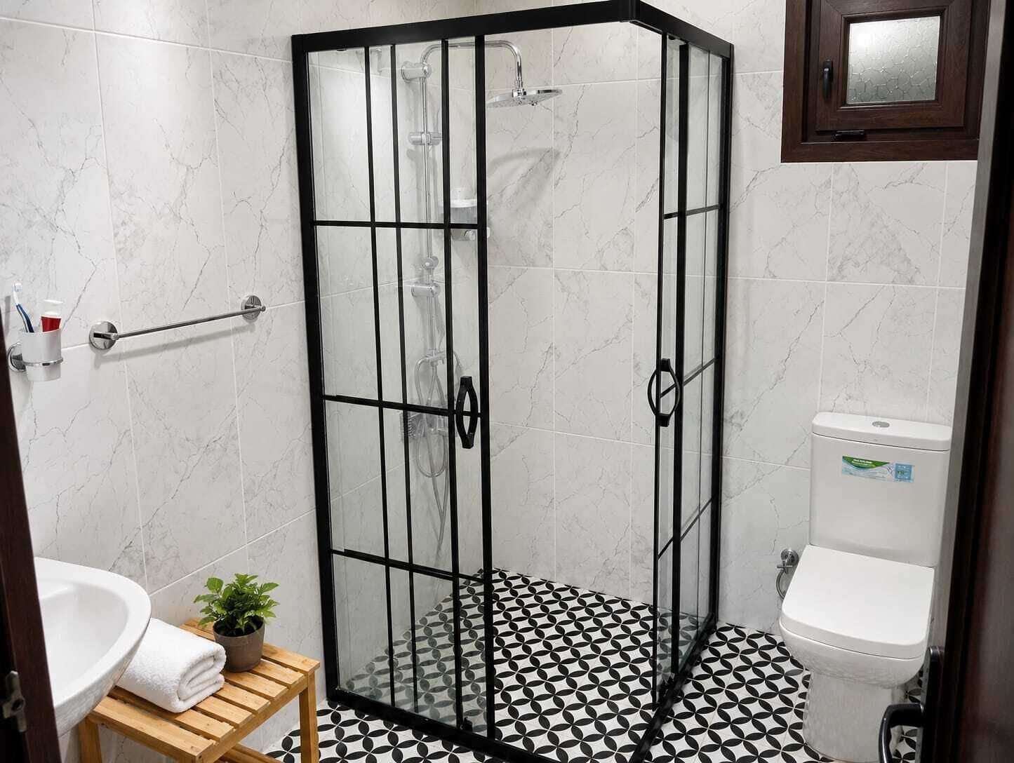 Suite Deluxe, vue jardin | Salle de bain | Douche, sèche-cheveux, serviettes fournies, savon