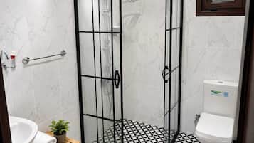 Suite Deluxe, vue jardin | Salle de bain | Douche, sĂšche-cheveux, serviettes fournies, savon