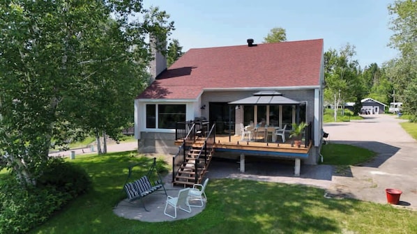 Terrace/patio - La Maison du Lac - Private dock & lake view (Saguenay)