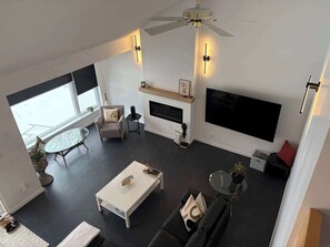 Televisión y chimenea 