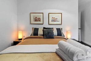 4 bedrooms, iron/ironing board, WiFi, bed sheets - La Maison du Lac - Private dock & lake view (Saguenay)