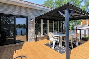 Outdoor dining - La Maison du Lac - Private dock & lake view (Saguenay)