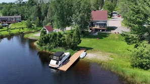 Exterior - La Maison du Lac - Private dock & lake view (Saguenay)