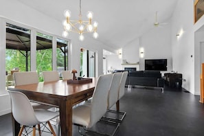 Dining - La Maison du Lac - Private dock & lake view (Saguenay)