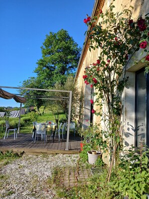 Outdoor dining - Vrbo Property (Neuvy-Deux-Clochers)