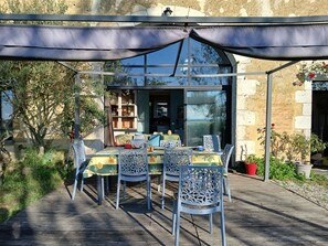 Outdoor dining - Vrbo Property (Neuvy-Deux-Clochers)