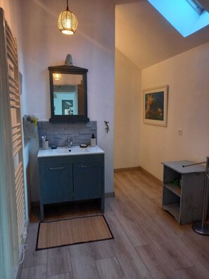 Shower, hair dryer, towels, soap - Vrbo Property (Neuvy-Deux-Clochers)