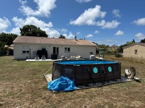 Pool - 🌴 Holiday home in Talais not far from Soulac- Terrace, small swimming pool (Talais)