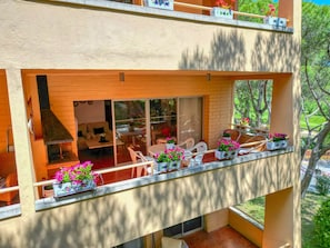 Outdoor dining - PORTA DEL GOLF: Apartment with communal pool and parking in Pals (Pals)