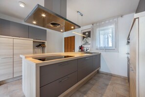Kühlschrank, Ofen, Herdplatte, Geschirrspüler