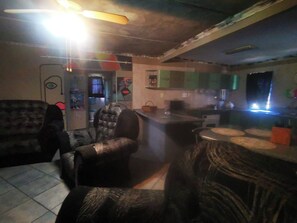 House, 4 Bedrooms, Accessible, Smoking | Ruang tamu | Buku-buku 