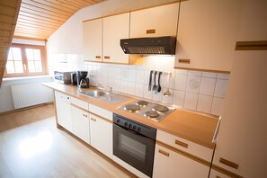 Frigorifero, microonde, forno, piano cottura
