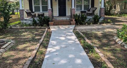 Georgetown cottage cozy, updated 2 bedroom 3 blocks from historic downtown