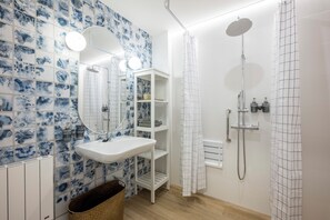 Studio Basic | Kamar mandi | Shower, pengering rambut, handuk, dan sabun