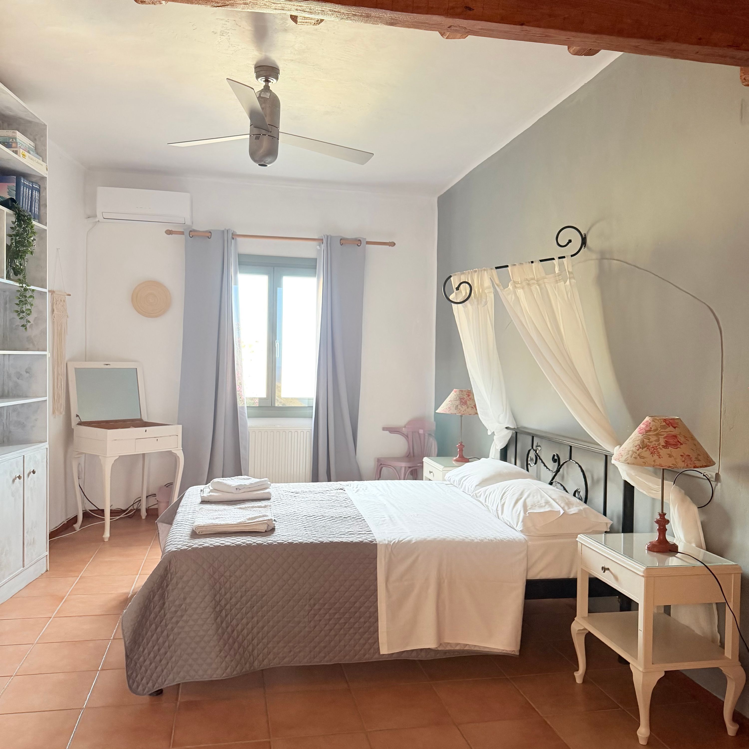 4 slaapkamers, een bureau, gratis wifi, beddengoed